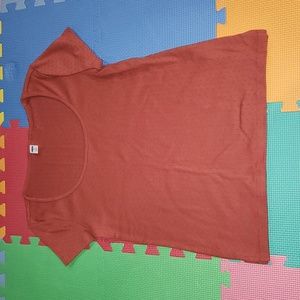 Old navy woman's top,  size medium,   NWOT, color is light red